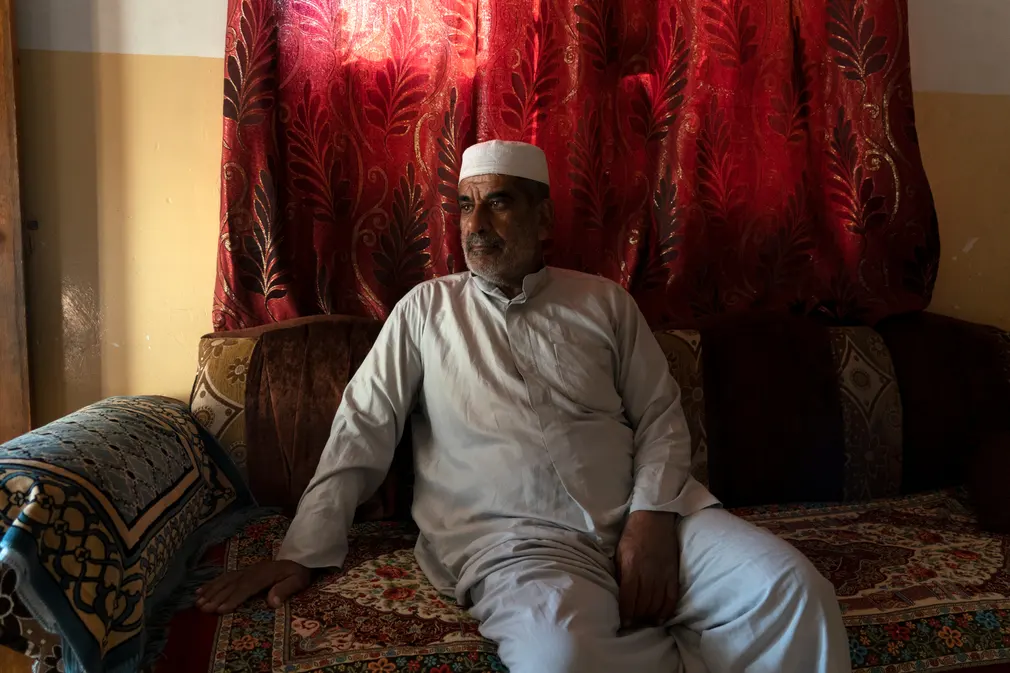 66 yaşındaki Abdullah Halid, Basra'nın hemen dışındaki Ebu Khasib'deki evinde. Madrassa El Alam'da Arapça öğretmeni olan Khalid, sınıfında ve çiftliğinde iklim krizinin etkisini deneyimledi. Toprakları kurumuş, sınıfları göç etmek zorunda kalan çiftçilerin çocukları ile dolup taşmıştır. Eskiden 25 olan sınıflar şimdilerde 85 oluyor. 'Bunu hocalar olarak nasıl halledebiliriz?' diyor. "Stresli ama bu çocukları öylece bırakamayız."