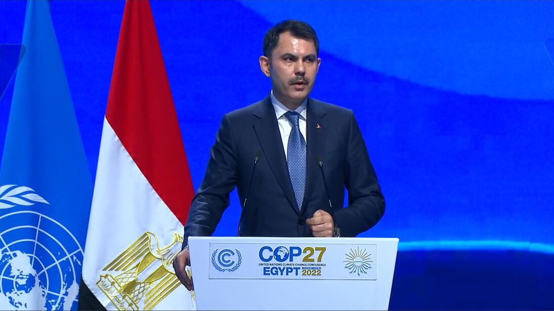 Çevre Bakanı Murat Kurum, COP27'deki Liderler Zirvesi'nde yaptığı konuşmada Türkiye'nin güncellenmiş Ulusal Katkı Beyanı'nı açıkladı: Buna göre Türkiye'nin emisyon azaltım hedefi 2030'a kadar yüzde 21'den yüzde 41'e çıkarıldı ve 2038, emisyon pik tarihi olarak belirlendi. - 15.11.2022, yıkım, hesap