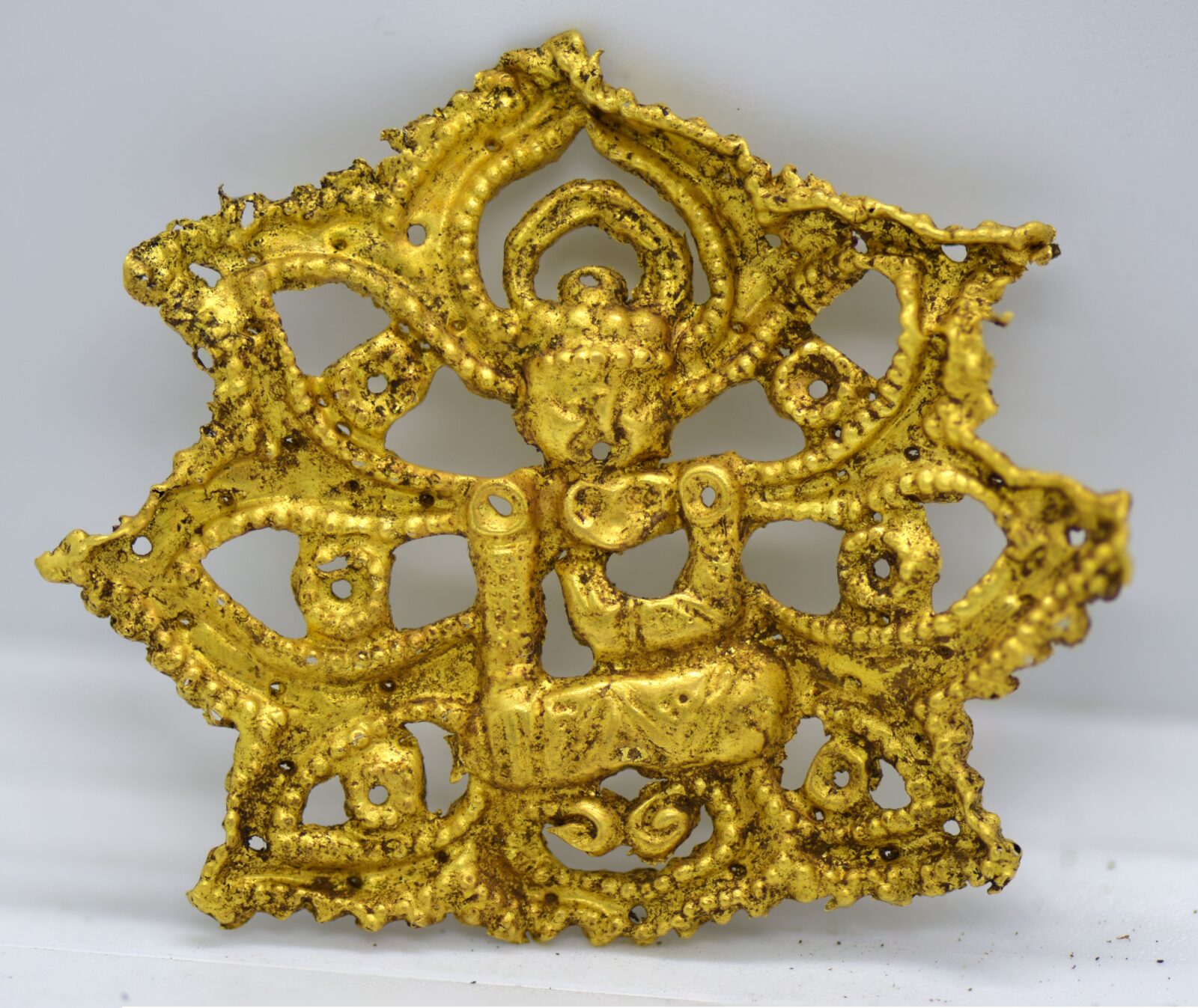Khorig mezarlıklarından oturan bir Buda'yı çevreleyen nilüfer şeklinde altın bir süs.