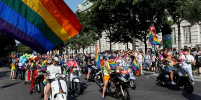 İnsanlar, 17 Haziran 2023'te Avusturya'nın Viyana kentinde düzenlenen ve LGBTQ+ haklarını kutlamak için gerçekleştirilen Onur Yürüyüşü'nde motosiklet ve scooterlarıyla kutlamalara katılıyor. - Fotoğraf: Leonhard Foeger/Reuters