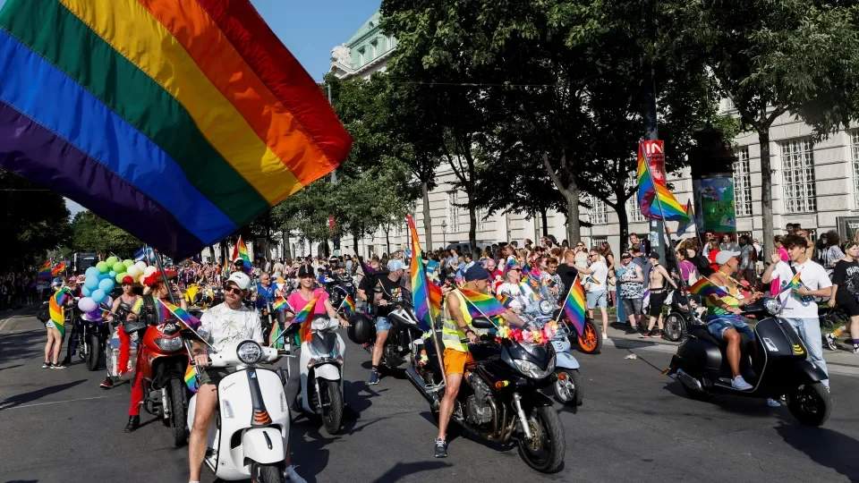 İnsanlar, 17 Haziran 2023'te Avusturya'nın Viyana kentinde düzenlenen ve LGBTQ+ haklarını kutlamak için gerçekleştirilen Onur Yürüyüşü'nde motosiklet ve scooterlarıyla kutlamalara katılıyor. - Fotoğraf: Leonhard Foeger/Reuters
