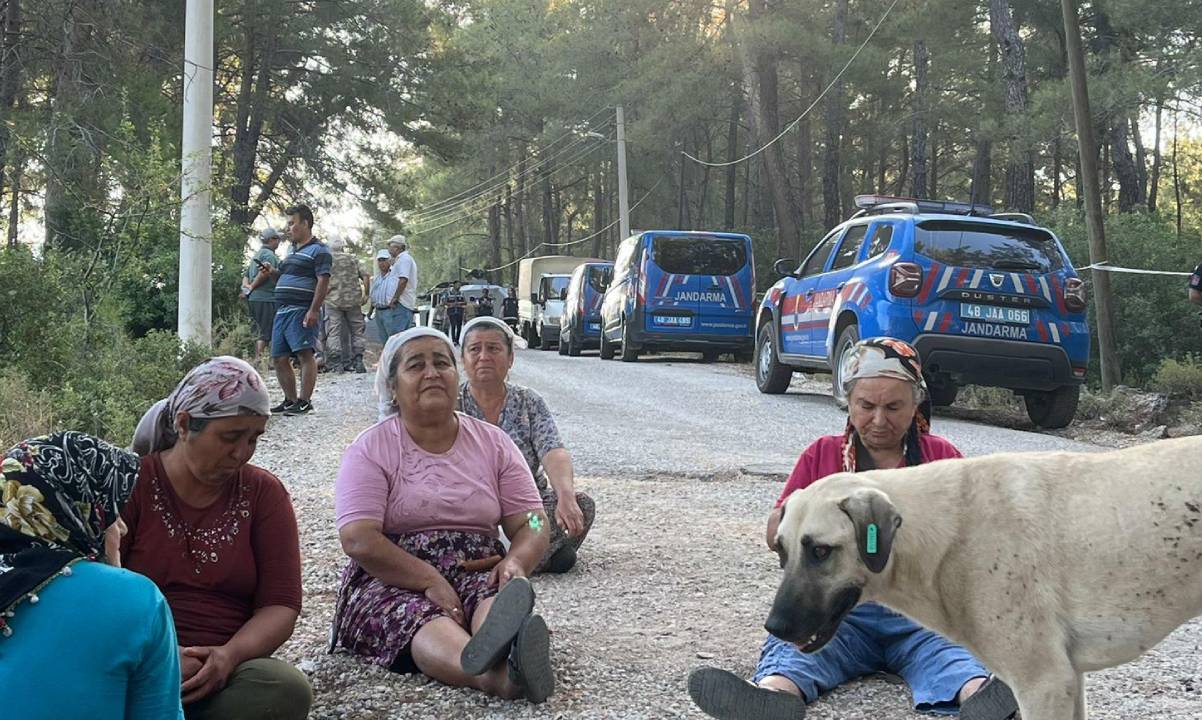 İkizköy'de yaşayan yurttaşlar YK Enerji'nin ormanı yok etmemesi için yıllardır mücadele veriyor. O süreçten bir kare.