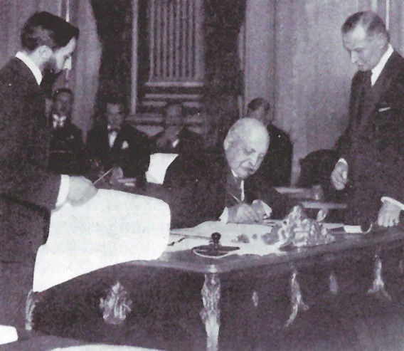 Norveç'in Paris Büyükelçisi Fredrik Wedel Jarlsberg, 9 Şubat 1920'de Versailles'da anlaşmayı imzalarken.