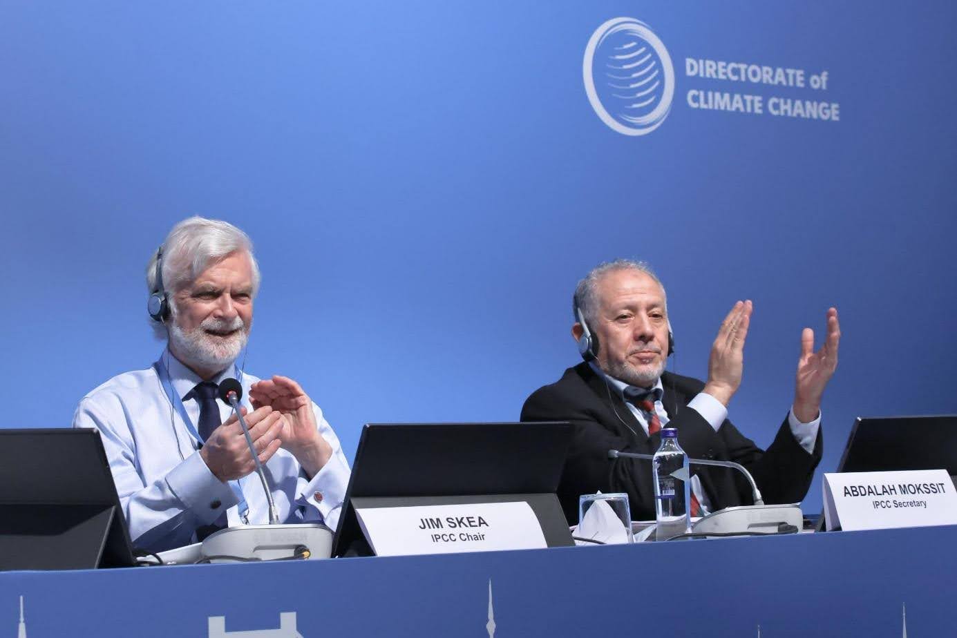 IPCC Başkanı Jim Skea ve IPCC Sekreteri Abdalah Mokssit’in, Başkanın Çalışma Programını onaylaması sonrasındaki mutluluk ve alkışları (Foto: IISD/ENB | Anastasia Rodopoulou