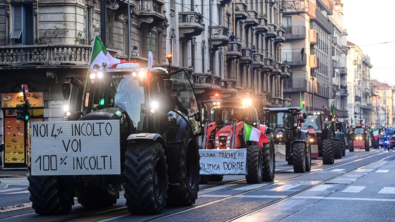 İtalya'da çiftçiler traktörleriyle Milano kentine gelerek protesto düzenledi - Son Dakika Haberleri