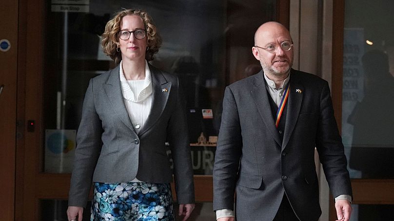 İskoç Yeşiller partisi eş liderleri Lorna Slater ve Patrick Harvie, 25 Nisan 2024'te Edinburgh'daki Holyrood'da.