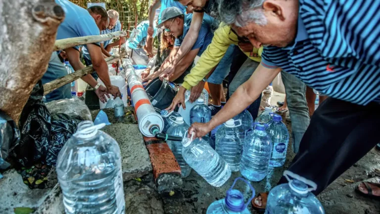 İspanya’da kuraklıktan etkilenen Costa Blanca’da halk su kuyruğunda