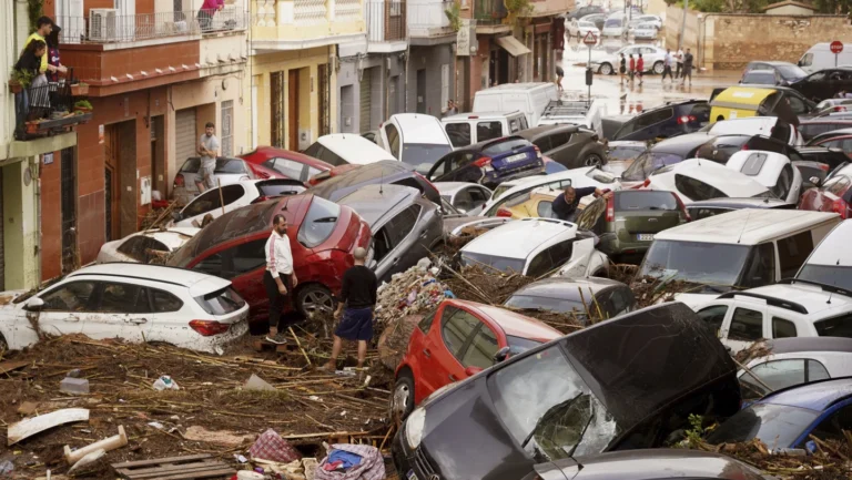 İspanya’nın Valencia bölgesine bir yıllık yağış bir günde düştü: En az 95 ölü