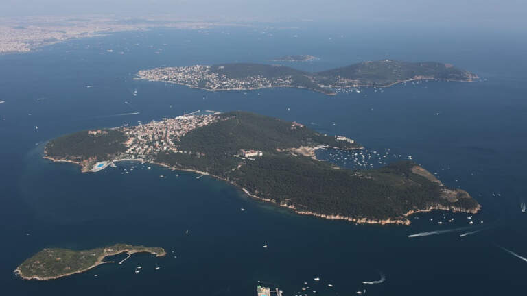 Adalar imar planının yürütmesi durduruldu
