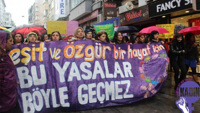 ‘Kadının soyadı’ düzenlemesi yargı paketinden çıkarıldı