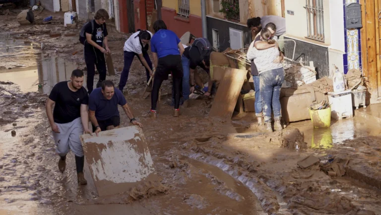 İspanya benzeri görülmemiş sel felaketinin ardından kayıplarını arıyor