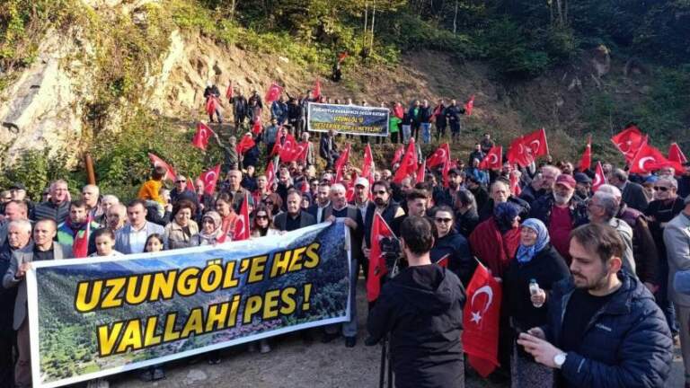 Uzungöl’e HES projesine karşı direniş: Halk alanı geçişe kapattı, nöbet başladı